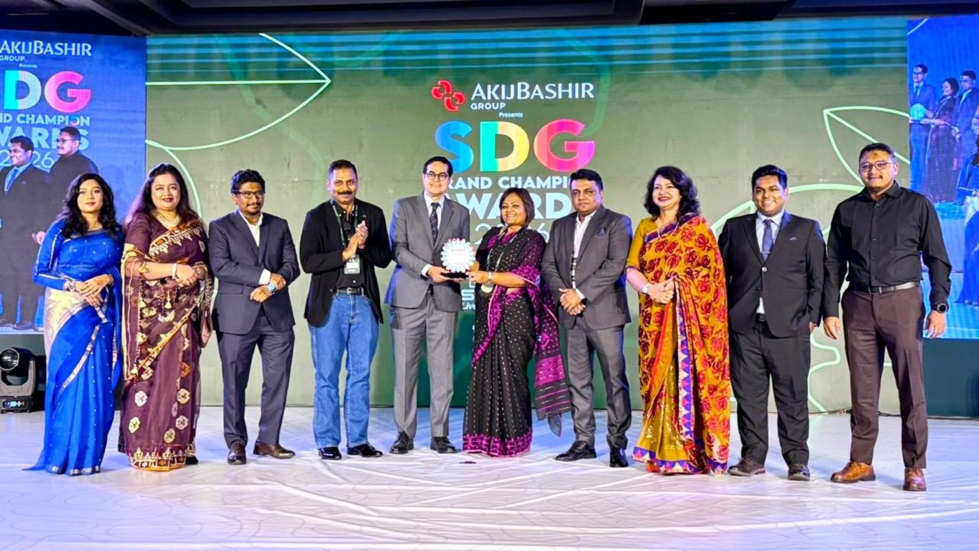 এসডিজি ব্র্যান্ড চ্যাম্পিয়ন অ্যাওয়ার্ডসে পুরস্কার গ্রহণ করছেন সৈয়দা দুরদানা কবির