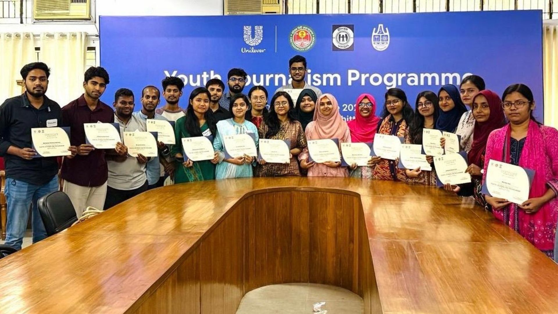 অংশগ্রহণ করার জন্য সারটিফিকেট পাচ্ছেন ছাত্র-ছাত্রিরা