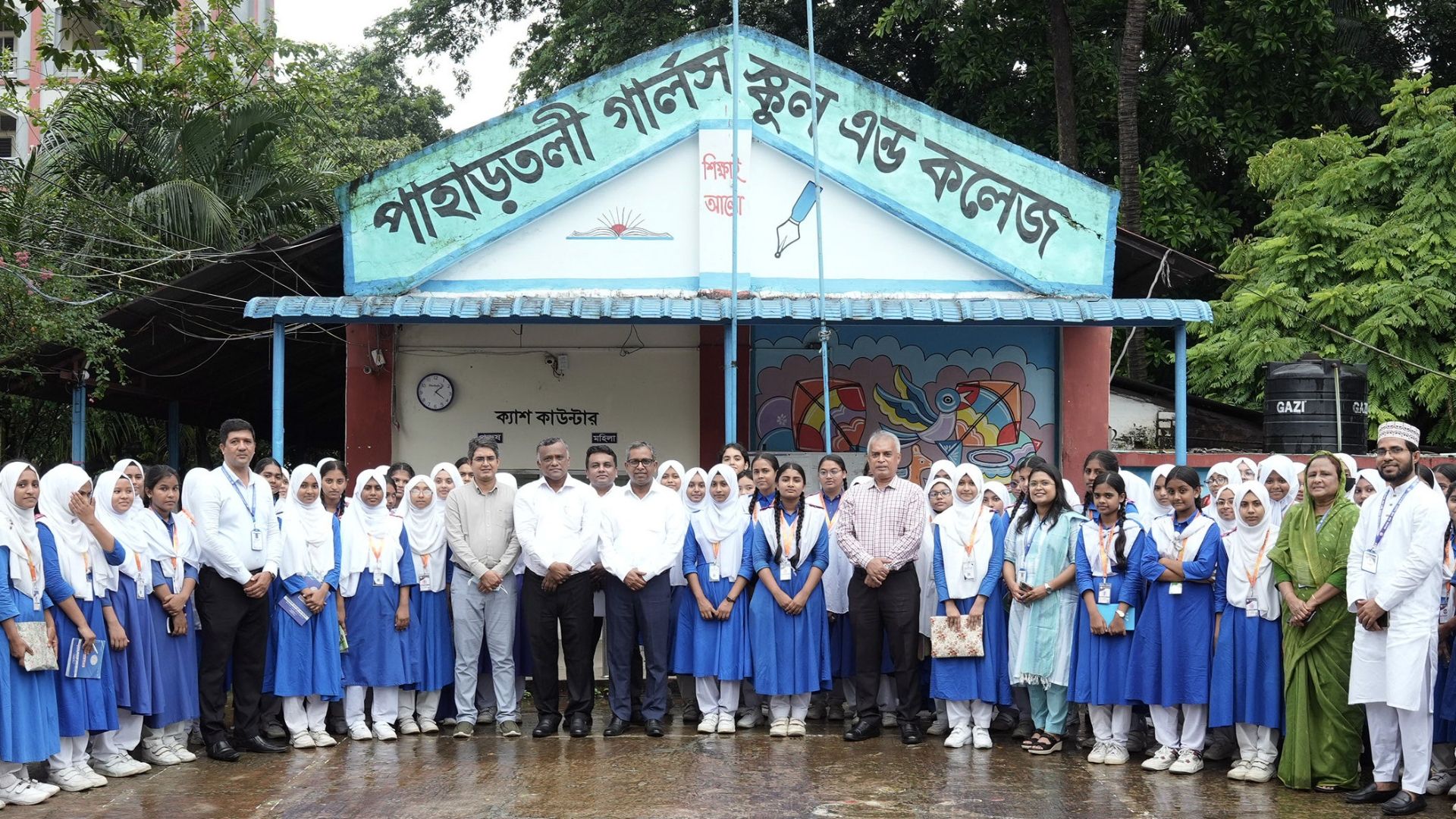 স্কুল শিক্ষার্থীদের সাথে ইউবিএল ও ইপসা প্রতিনিধি