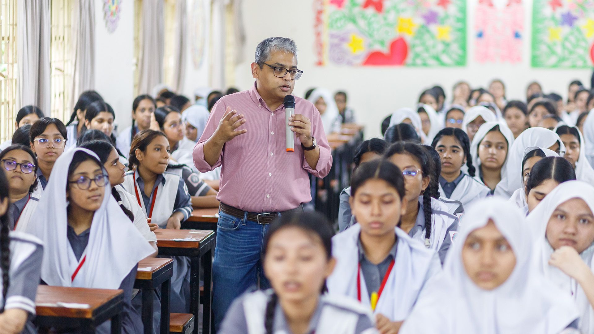 জাভেদ আখতার, চেয়ারম্যান ও ব্যবস্থাপনা পরিচালক, স্কুলের শিশুদের সাথে মতবিনিময় করছেন