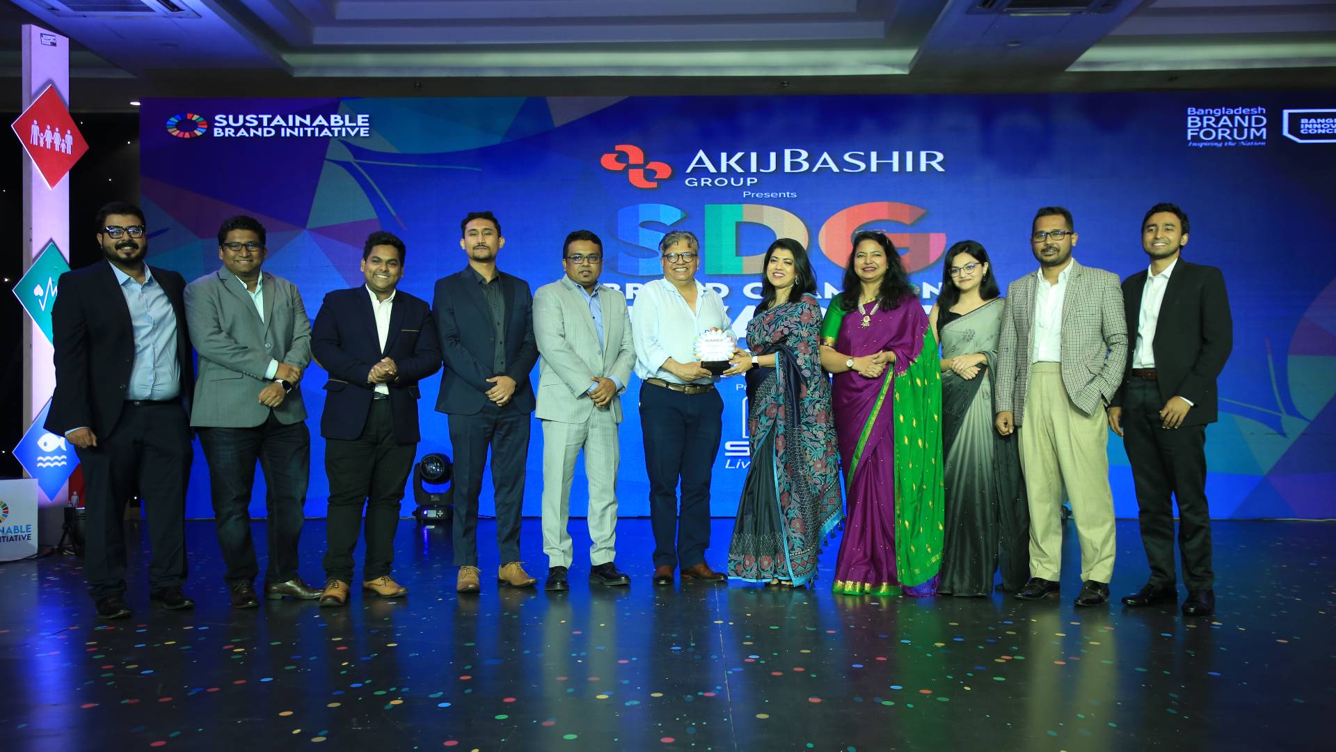 ইউবিএল প্রতিনিধিদের স্টেজে অ্যাওয়ার্ড গ্রহণ করার মুহূর্ত