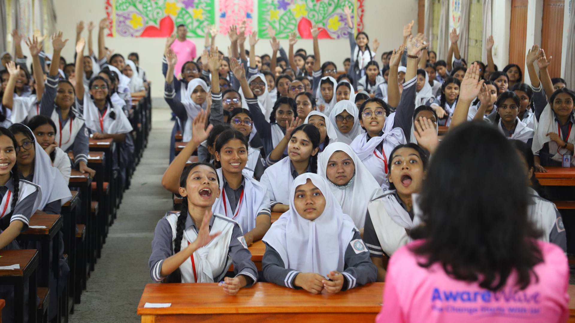 অ্যাওয়ারওয়েভ স্কুল কার্যক্রমের সময় ইউবিএল স্বেচ্ছাসেবক ও শিক্ষার্থীদের মাঝে একটি মুহূর্তের ছবি