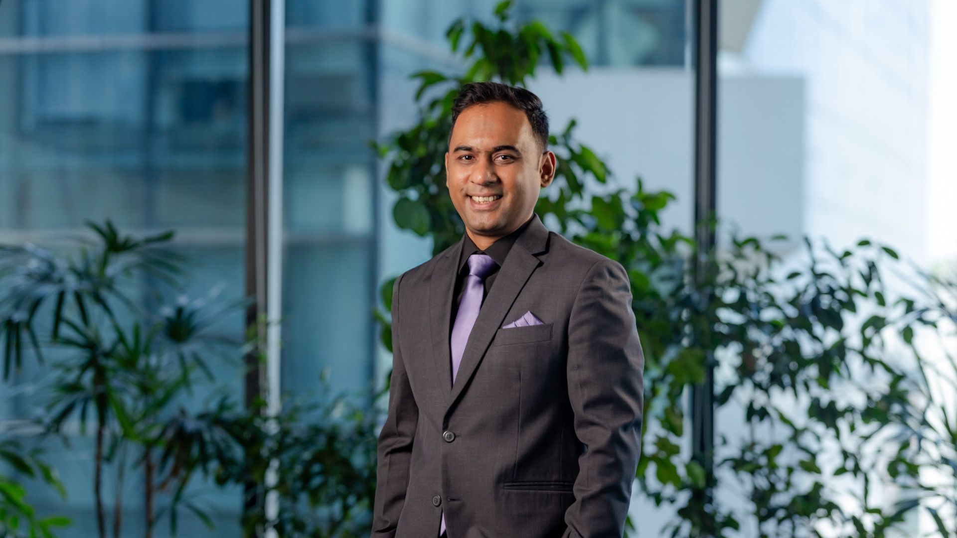 হাসছেন জনাব মনোয়ারের প্রোফাইল ছবি