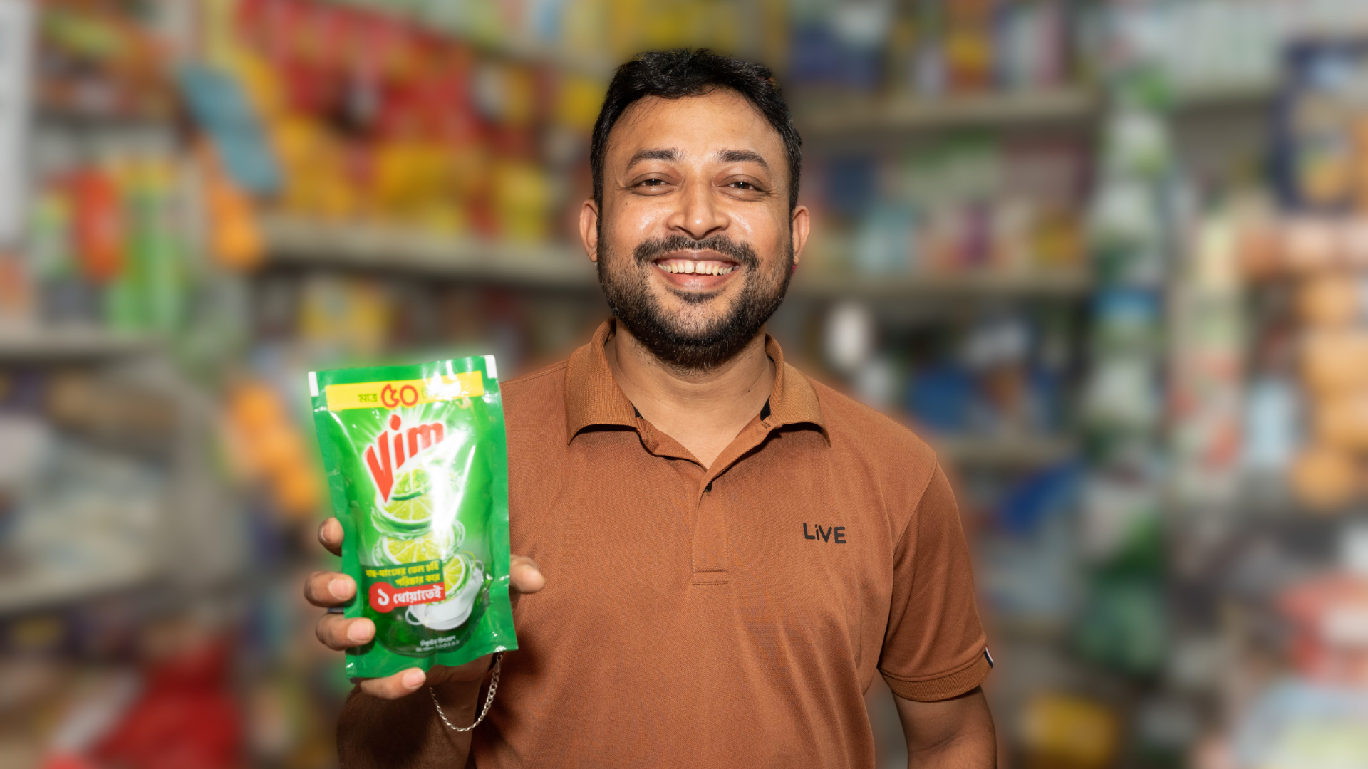 রিটেলারের হাথে ভীম লিকুইড রিফিল প্যাক