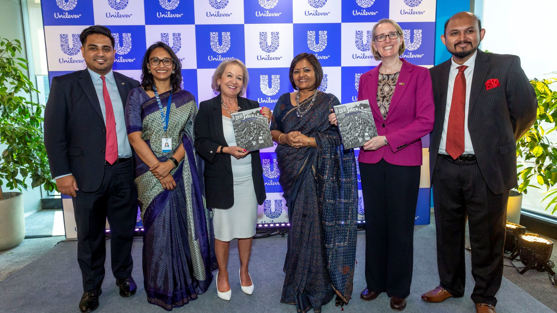 প্রতিনিধি দলকে যাত্রাপ্রকাশনা তুলে দিচ্ছেন ইউবিএল টিম