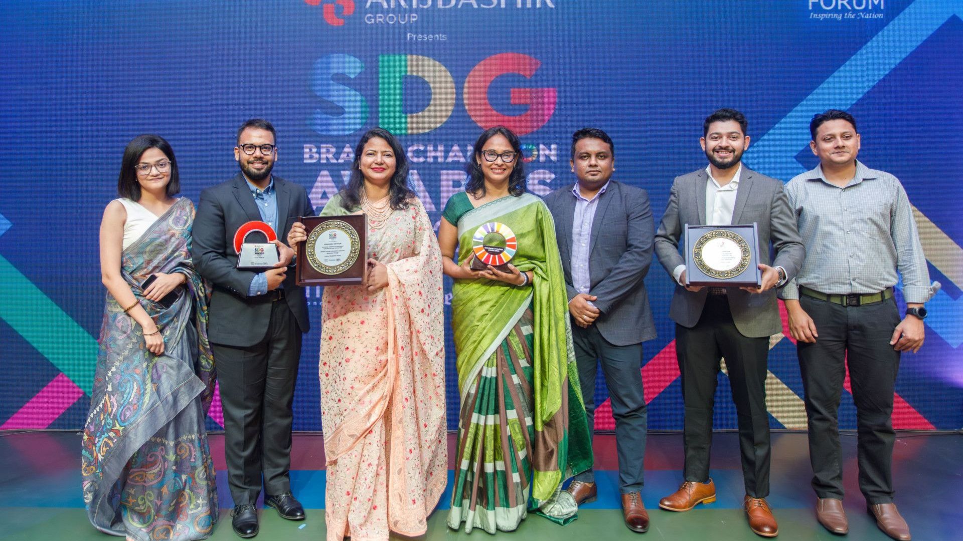 এসডিজি ব্র্যান্ড চ্যাম্পিয়ন অ্যাওয়ার্ড হাতে টিম ইউনিলিভার বাংলাদেশ 