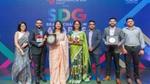 এসডিজি ব্র্যান্ড চ্যাম্পিয়ন অ্যাওয়ার্ড হাতে টিম ইউনিলিভার বাংলাদেশ