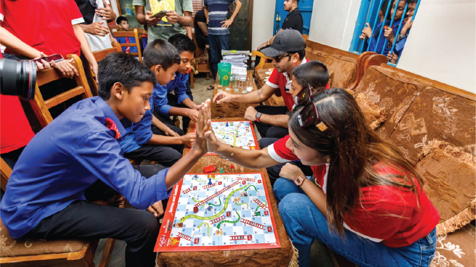 স্বেচ্ছাসেবক ও শিক্ষার্থীরা অংশ নিচ্ছে এইচ ফর হ‍্যান্ডওয়াশিং গেমসে  