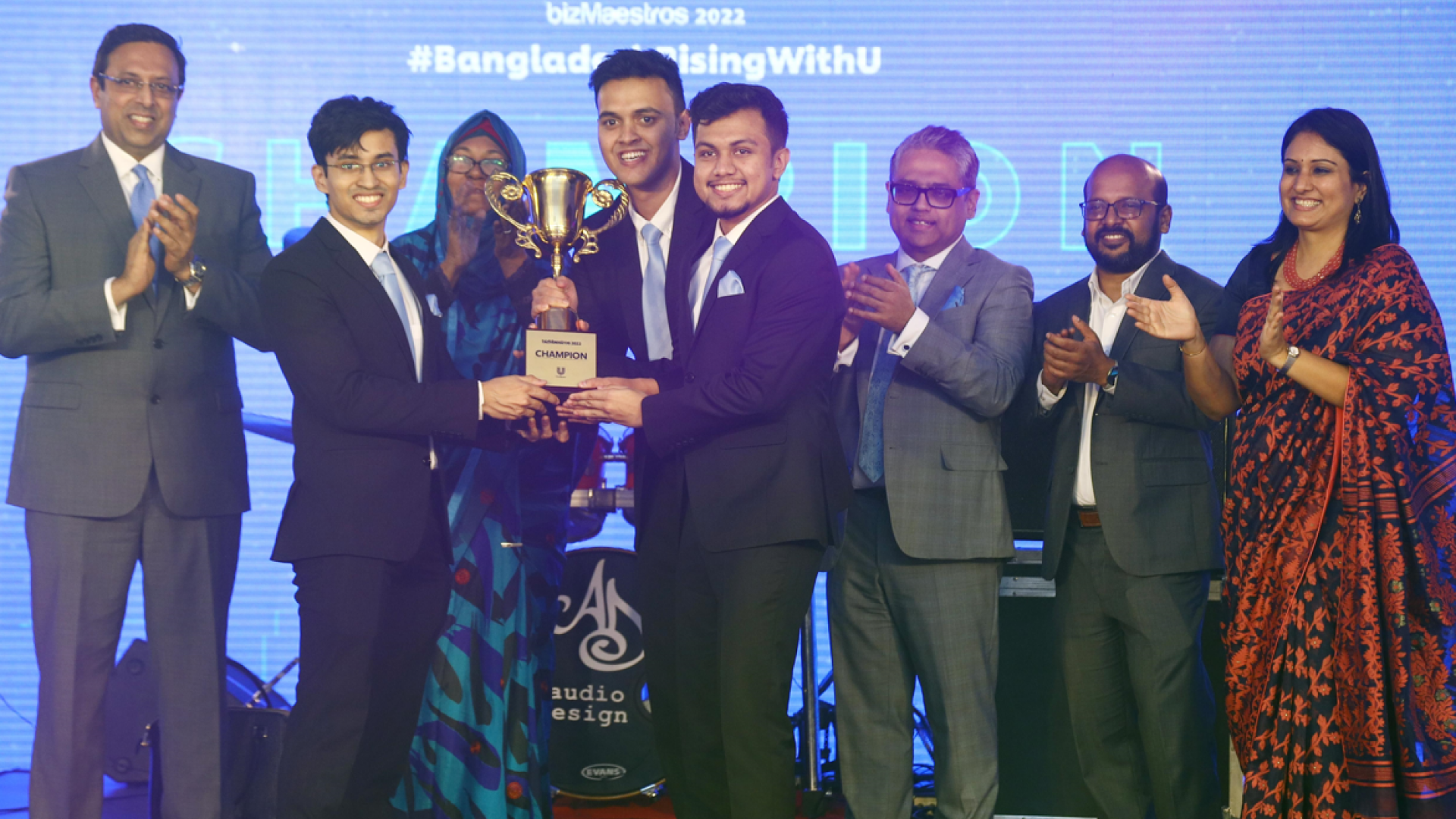 ইউনিলিভারের বিজমায়েস্ট্রোস  ২০২২ এর বিজয়ী দল এক্সট্রা ড্রিল (আইবিএ, ঢাকা)-এর সদস্যরা প্যানেলিস্টের কাছ থেকে ট্রফি 