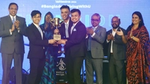 ইউনিলিভারের বিজমায়েস্ট্রোস ২০২২ এর বিজয়ী দল এক্সট্রা ড্রিল (আইবিএ, ঢাকা)-এর সদস্যরা প্যানেলিস্টের কাছ থেকে ট্রফি