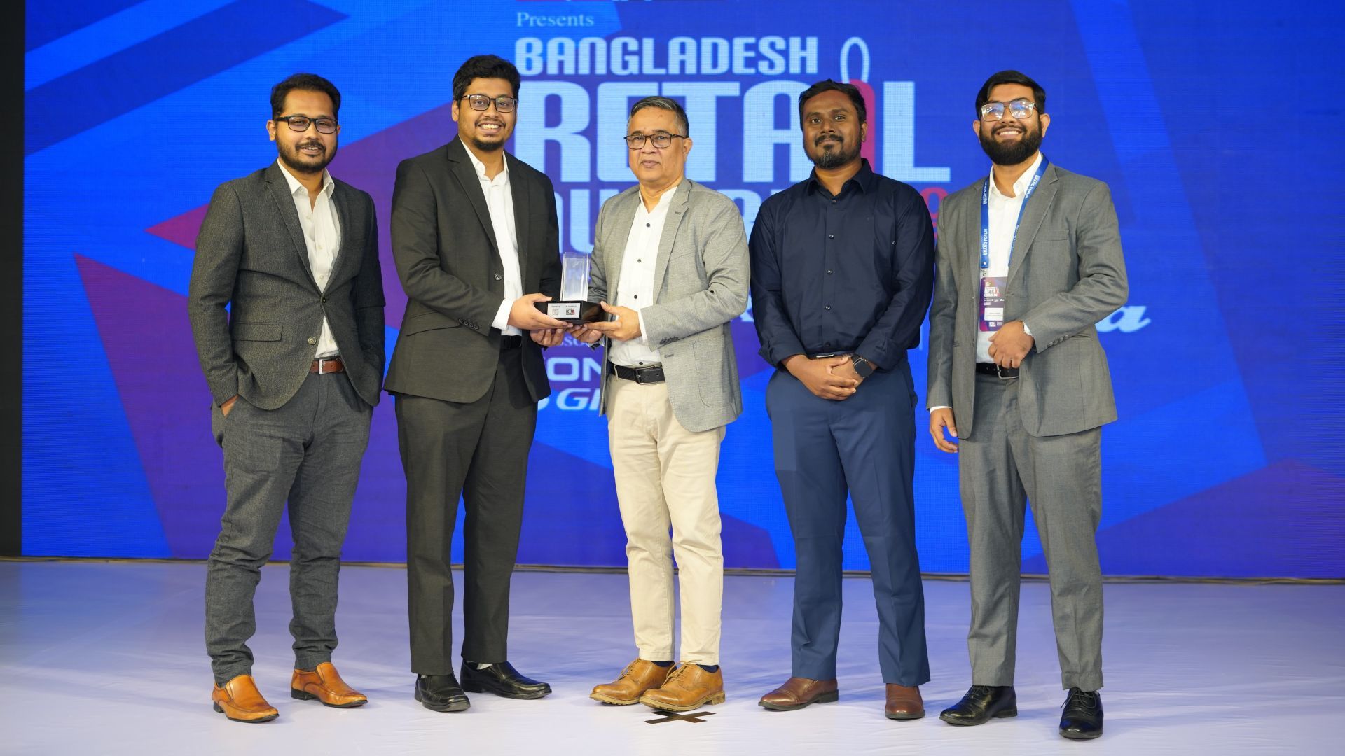 স্টেজে পুরস্কার গ্রহণ করছেন ইউবিএল প্রতিনিধিরা